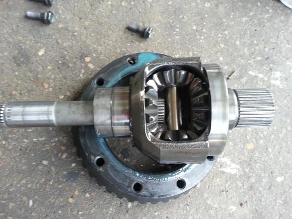 This is d diff over crown wheel. Strange no oil on diff . It came out clean