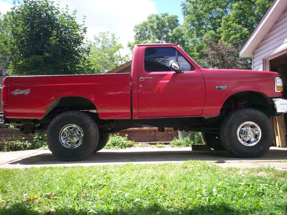 96 F150 302, 5 speed, manual shift T/case, 3:55 gears. 7" of lift (4&3) on 35/12.50's. 98,000 miles