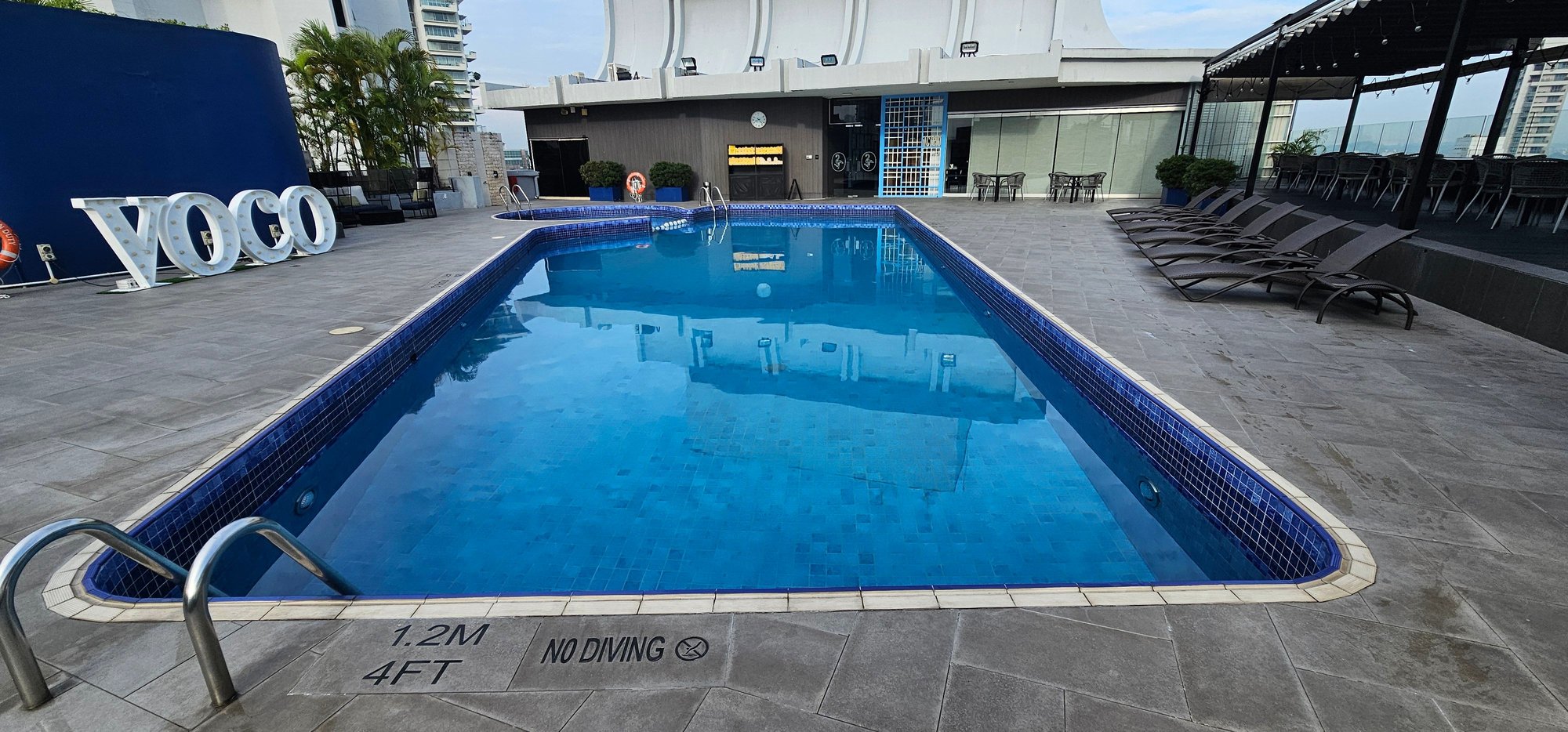 Pool.  Seems to be 4ft deep.