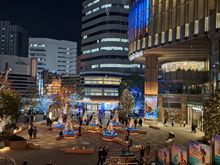 Outisde the Tokyo Midtown Hibya shopping centre. The christmas trees are based on the Disney movie Moana 2. The steps up changed colours. Music based on Moana 2 ( japanese version)