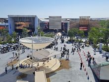 View from the grand ring at the expo showing the queues for the usa and france pavillions just after 3pm