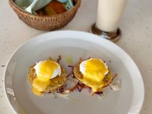 Banana smoothie and eggs Benedict 