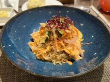 Salmon: not enough Siracha sauce so not spicy and dry especially with all the rice. 