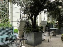 Courtyard and restaurant 