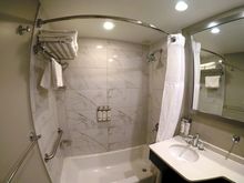 Holiday Inn Express Denver Downtown / Bathroom