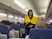 It’s no secret that airline PILOTS despise masks as a major majority but the FAs on this flight were happy to rip theirs off too. 