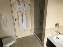 Seperate shower with good waterpressure