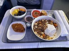 D1 LAX-DCA breakfast. It wasn't bad. The tomatoes didn't make sense on this tray. 