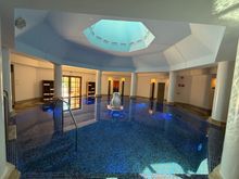 The spa has this warm pool surrounded by a steam room (45 C), Finnish sauna (90 C), ice sauna (10 C) and salt sauna (45 C). 