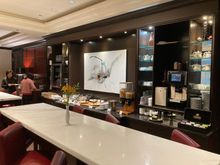 High counter top seating and extent of food presentation layout