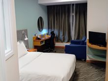 I was happy with the comfort of my room in the Holiday Inn Express, Causeway Bay