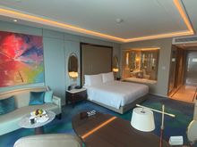  Beautifully appointed corner room 