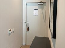 Entrance on level 18 (upper level)