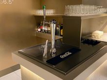 The lounge is set up so that in theory it could offer a staffed bar, but in practice it’s self service. The draft Heineken is an addition over Aspire