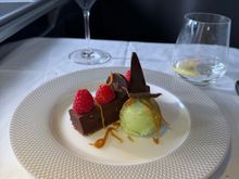 Dark chocolate bar with mint ice cream