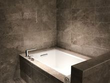 nice tub in the suite