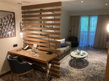 Look at the desk area, for those wondering, the roomdivider was dustfree: it passed the Kevin FlipFloptraveller test