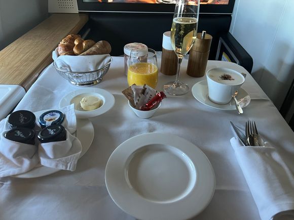 Breakfast table 