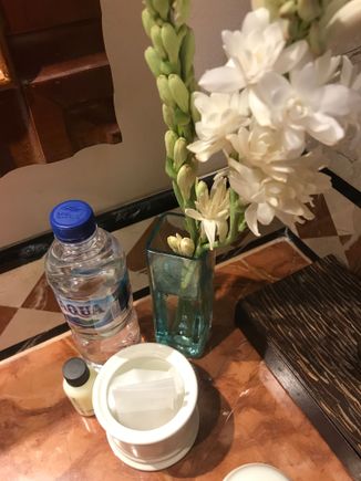 This hotel remembers my previous stay preferences: tuba rose as welcome flower