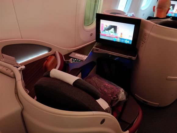 QR dreamliner business class seat