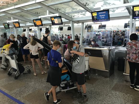 To enter the terminal building, all itens must be scanned, not allowed in checkin items are powerbanks and lighters