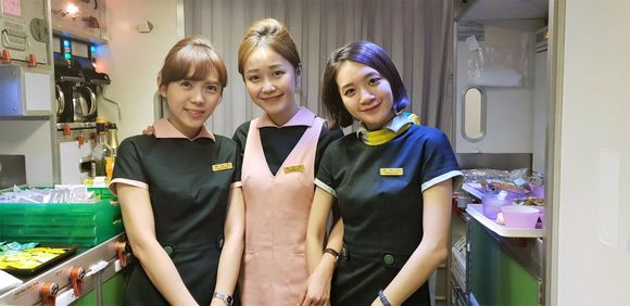 Melissa Ho, on the right, was working in the PE cabin on the way from LHR to BKK - she was truly amazing. Overall the whole crew I came in contact with was very pleasant and worked extremely hard. 