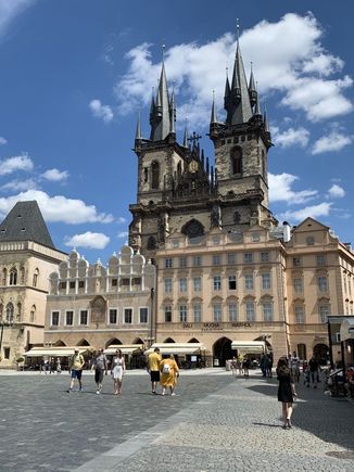 There’s literally no one here. The impressive cathedral is Church of Our Lady before Týn.