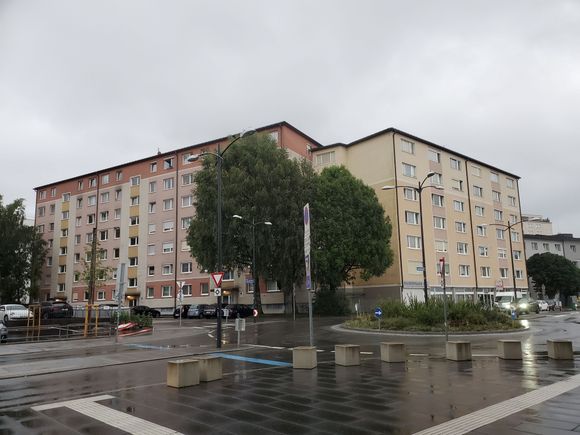 Wet streets as we approach the Salzburg railway station ...