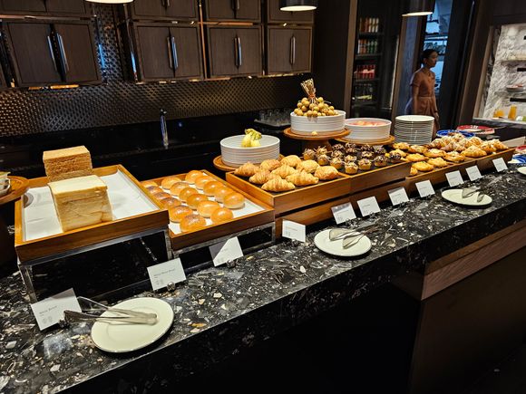 Club InterContinental breakfast buffet