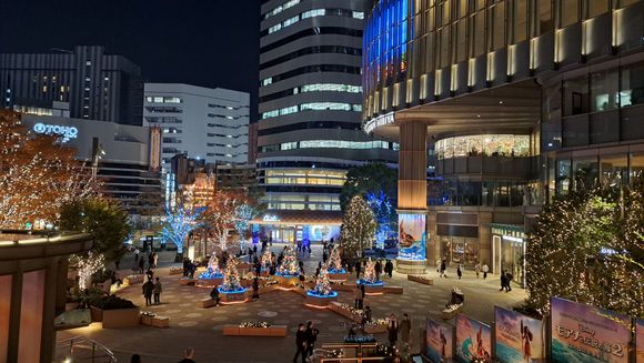 Outisde the Tokyo Midtown Hibya shopping centre. The christmas trees are based on the Disney movie Moana 2. The steps up changed colours. Music based on Moana 2 ( japanese version)