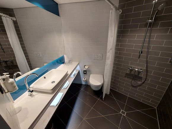 bathroom of larger corner room now with Nespresso Machine / Holiday Inn Express Düsseldorf Hauptbahnhof