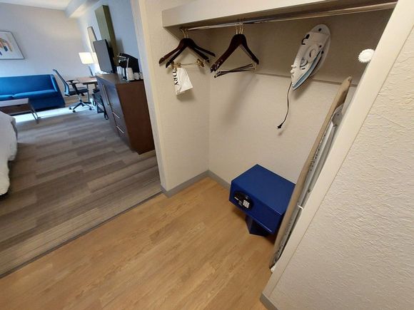 Holiday Inn Express Nashville Airport / Room with Sofa Bed
