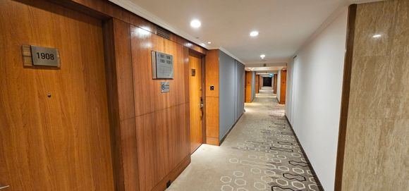 Corridor.
4 elevators, just behind me, controlled keycards.
