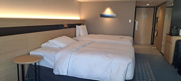Better view of the room with the twin beds and hallway. Very good sized room