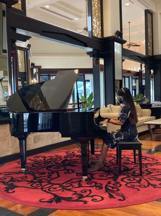 Club lounge has live music during afternoon tea / cocktail hour,
with excellent pianiste, very soothing and also romantic choices in rendition.
Range from nocturne to popular classics!