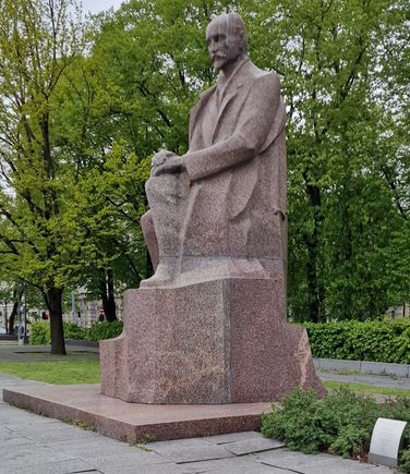 Statue to the Poet Raina