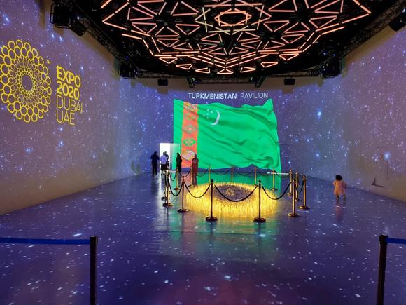 It starts off with a pretty cool CGI show where you follow a group of either dogs or horses (forgot which one) around a CGI-version of the country. Then you move upstairs.