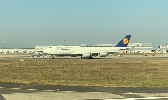 Queen ahead of AC taking off