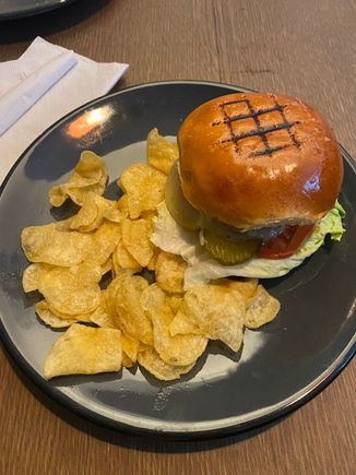Burger in F lounge