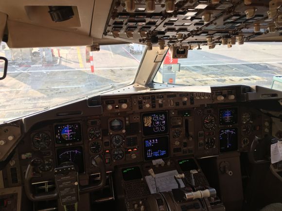 767 flight deck
