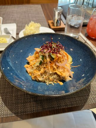 Salmon: not enough Siracha sauce so not spicy and dry especially with all the rice. 