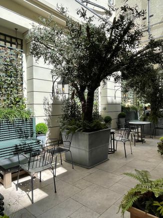 Courtyard and restaurant 