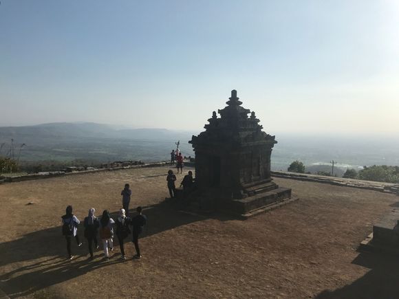 This is the amazing view from Candi Ijo towards the valkey : even more spectacular during sunrise or sunset