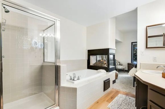 Master Bath - Photo from Vacasa