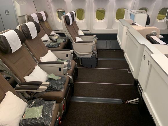 A340-300 4-class gap behind row 22.
