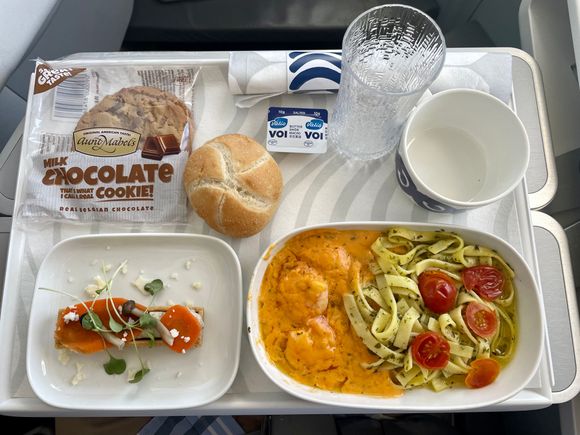 DXB-HEL business class lunch