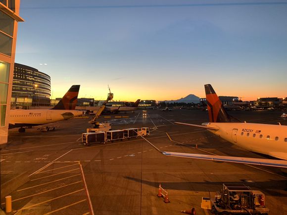 Yet another Rainier-and-Delta shot from SEA, this time from the Amex lounge