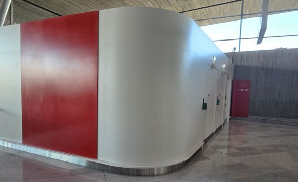 The hidden entrance to the AF La Premiere arrivals/reception lounge.
