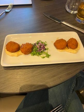 Only had the croquettes as I was en-route to the CCR. Access was granted due to by BA F flight. 