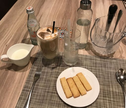 Iced alkaline water , bottled water , lemon latte , ..